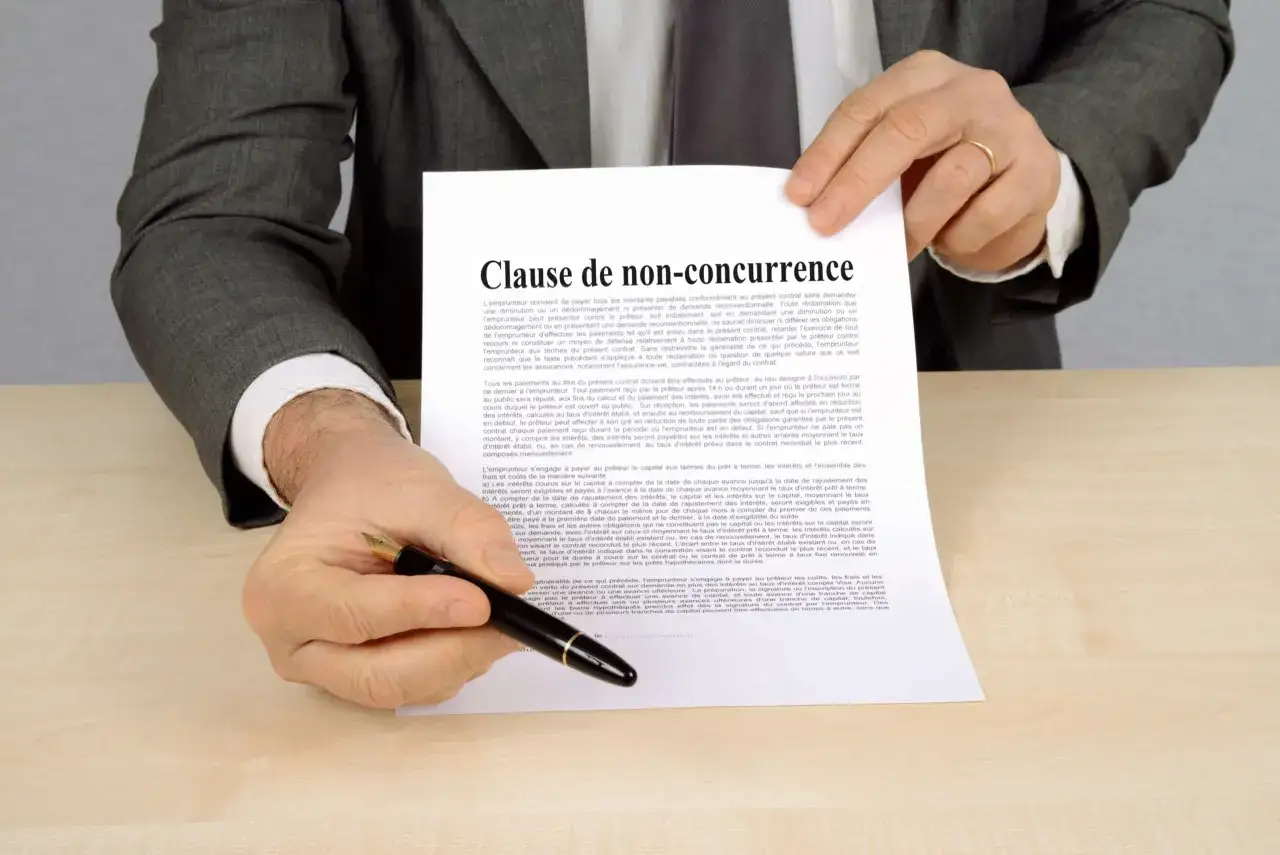 Un homme en costume présente un document intitulé 