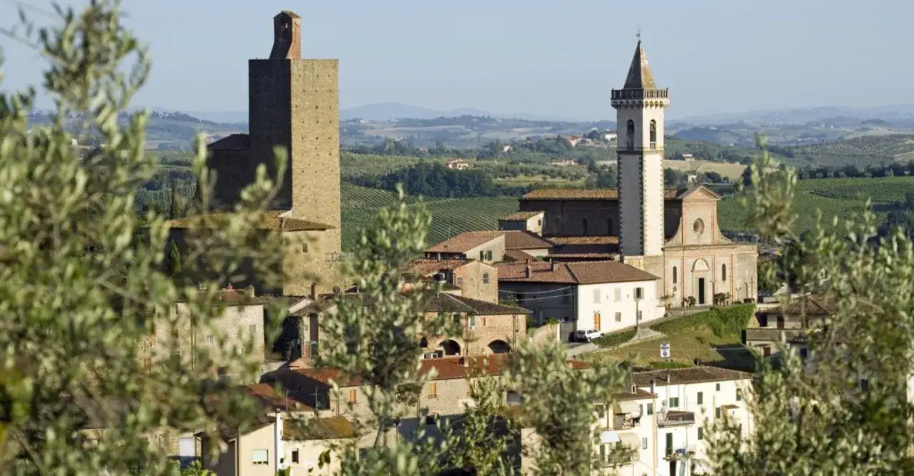 Panoramica di Lamporecchio: la torre medievale e la chiesa con campanile svettano tra i tetti rossi. Un borgo da scoprire, tra colline verdi e ulivi.