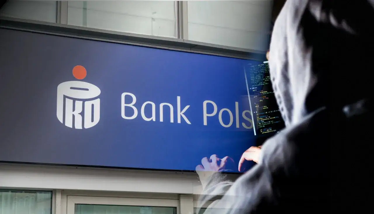 Haker w kapturze przy komputerze, na ekranie logo PKO Bank Polski. Czyżby zniknęły pieniądze z konta?