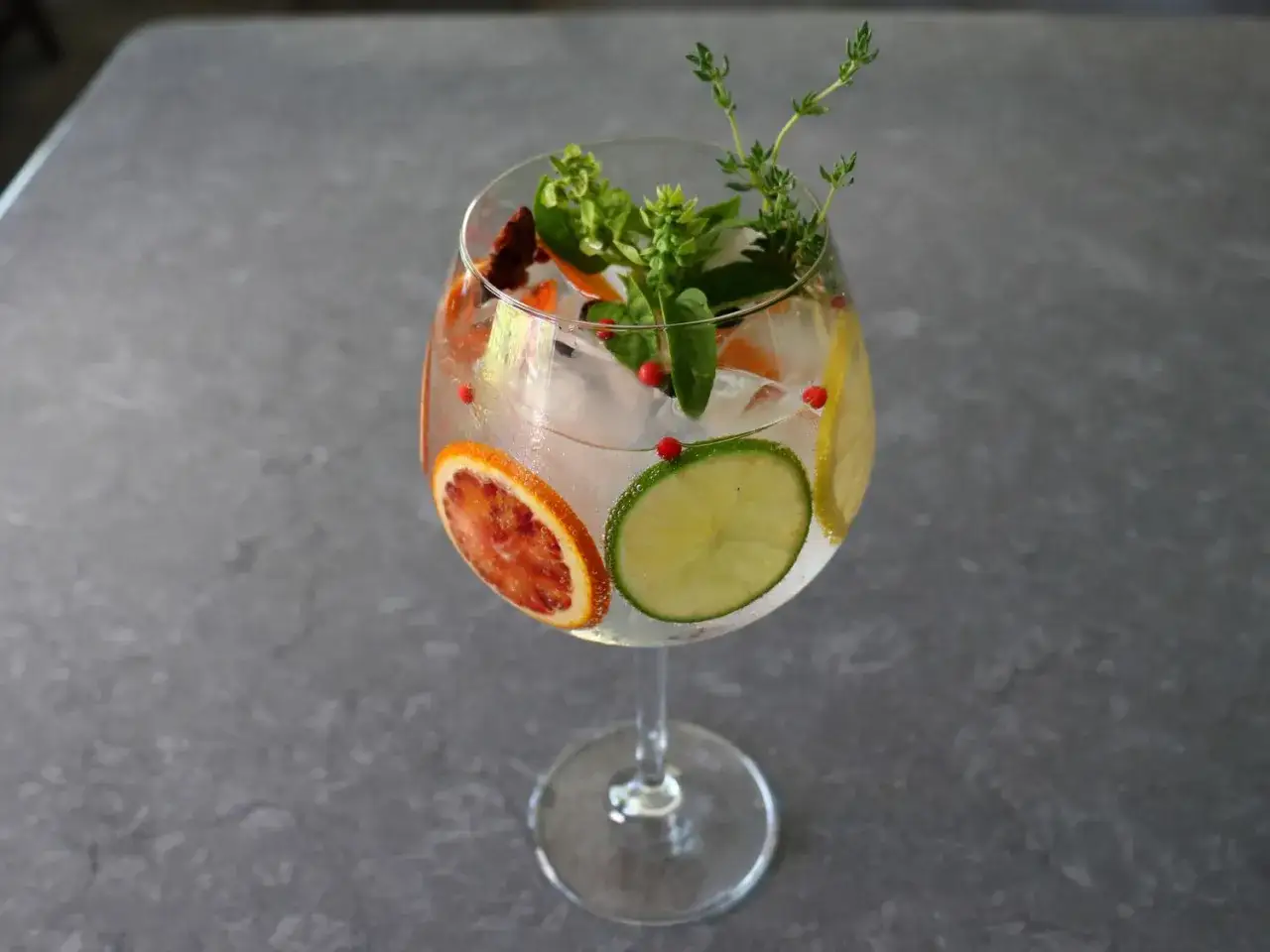 Erfrischender Gin mit Blutorange, Limette und Kräutern. Ein fruchtiges Erlebnis.