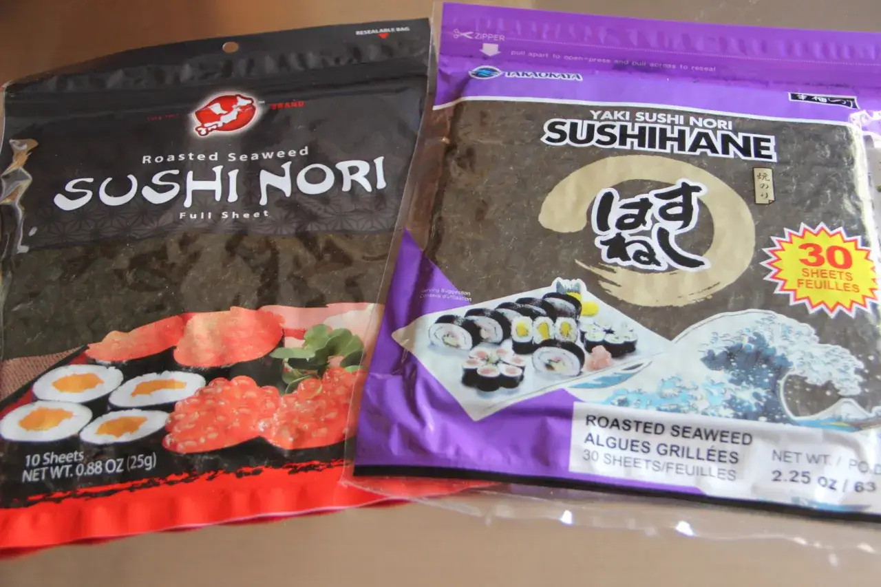 Dwie paczki glonów do przygotowania sushi: jedna czarna z napisem 