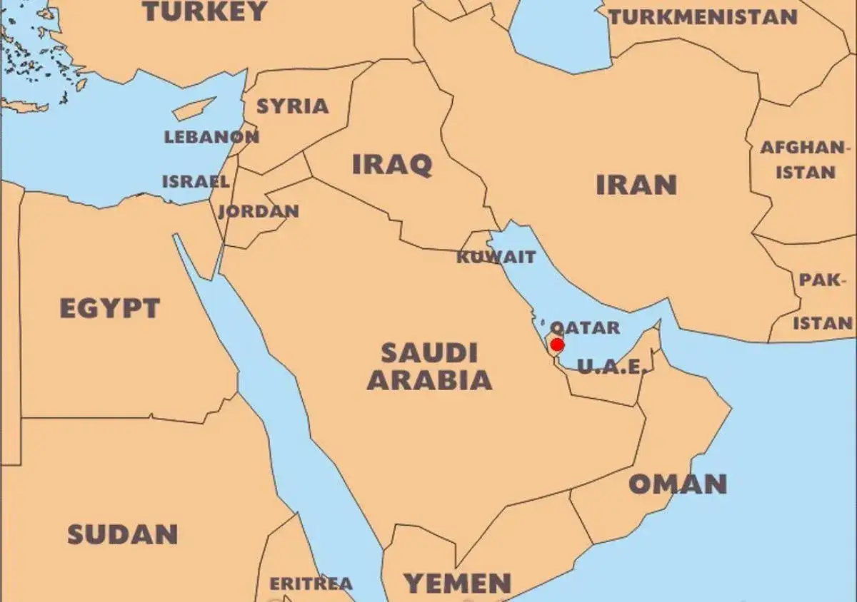 Mapa Bliskiego Wschodu. Czerwona kropka wskazuje, gdzie leży Katar, między Arabią Saudyjską a Zatoką Perską.