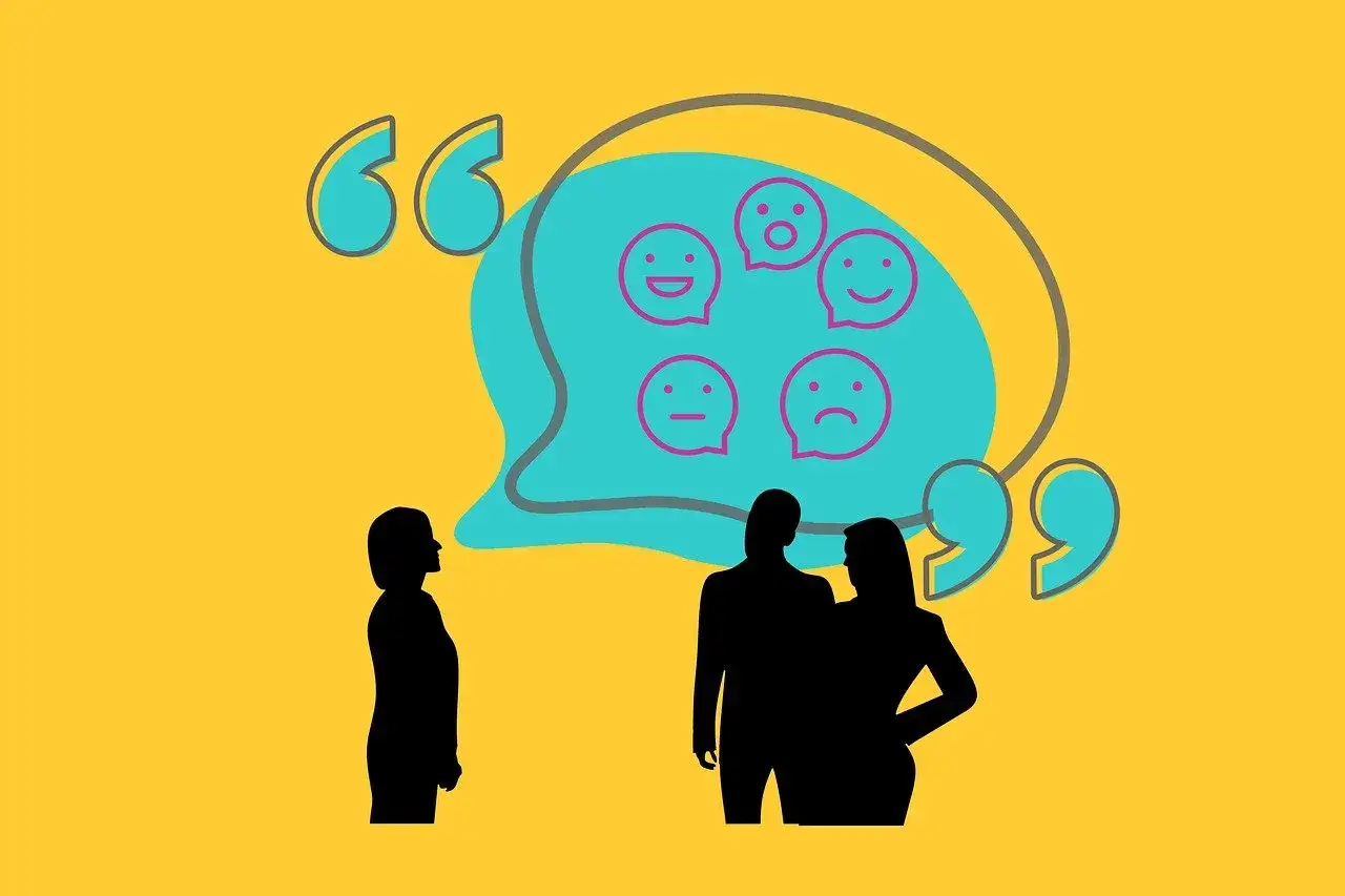 Silhouettes di persone discutono sotto una nuvola di emozioni. Impara come comportarsi con un narcisista.
