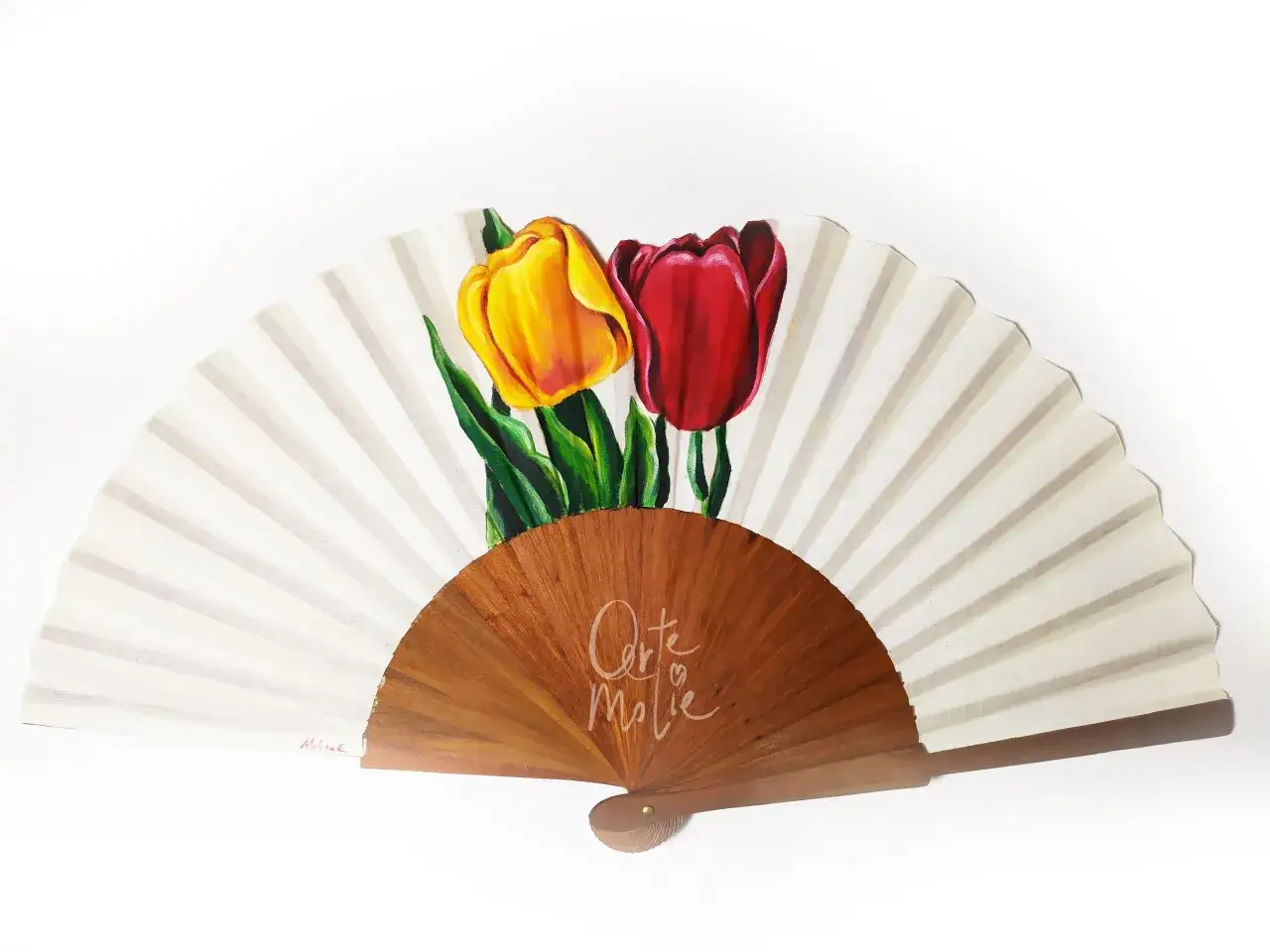 Abanico blanco con tulipanes amarillos y rojos pintados. Ideal para inspirarse en dibujos f&aacute;ciles para pintar abanicos.