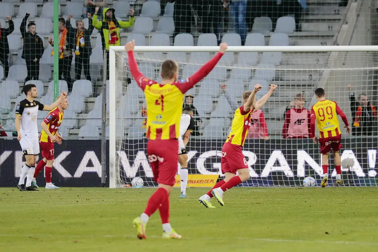 Piłkarze Korony Kielce świętują bramkę przeciwko Jagiellonii Białystok. Radość na boisku i trybunach.