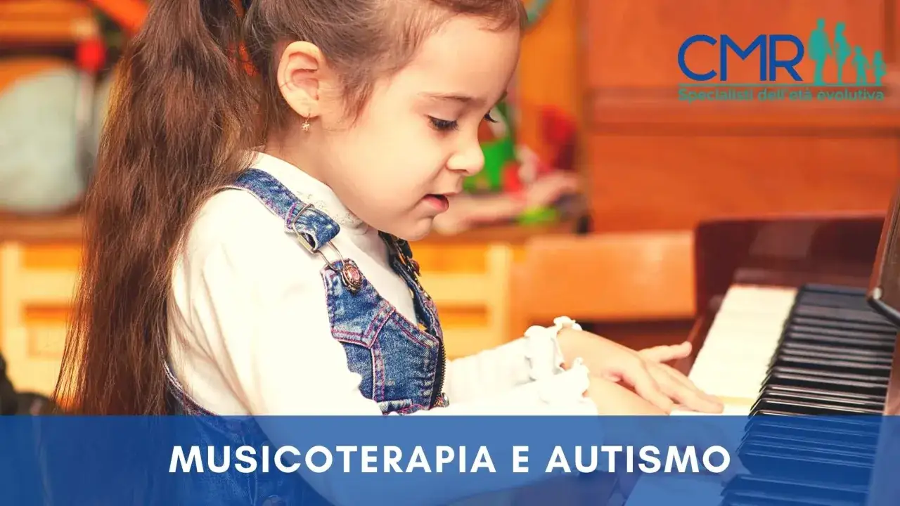 Bambina con autismo suona il pianoforte, esplorando la musica come strumento terapeutico.