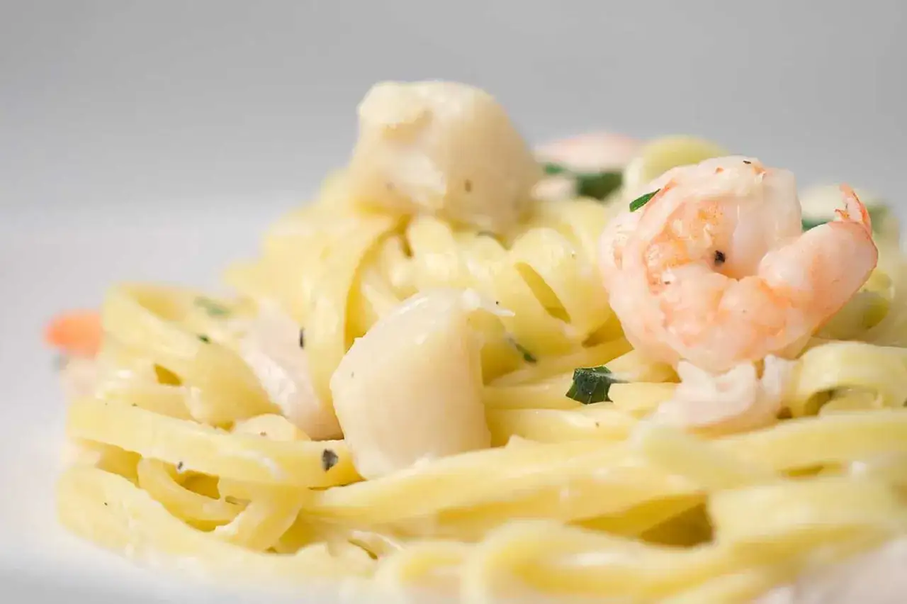 Spaghetti aux fruits de mer à la crème, avec crevettes et noix de Saint-Jacques, nappés d'une sauce onctueuse. Un délice !