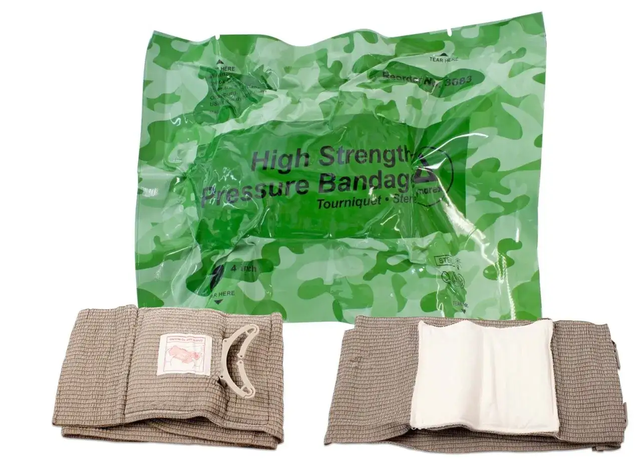 Ein Druckverband zum schnellen Anlegen bei Verletzungen, verpackt in einer gr&uuml;nen Tarnfolie.