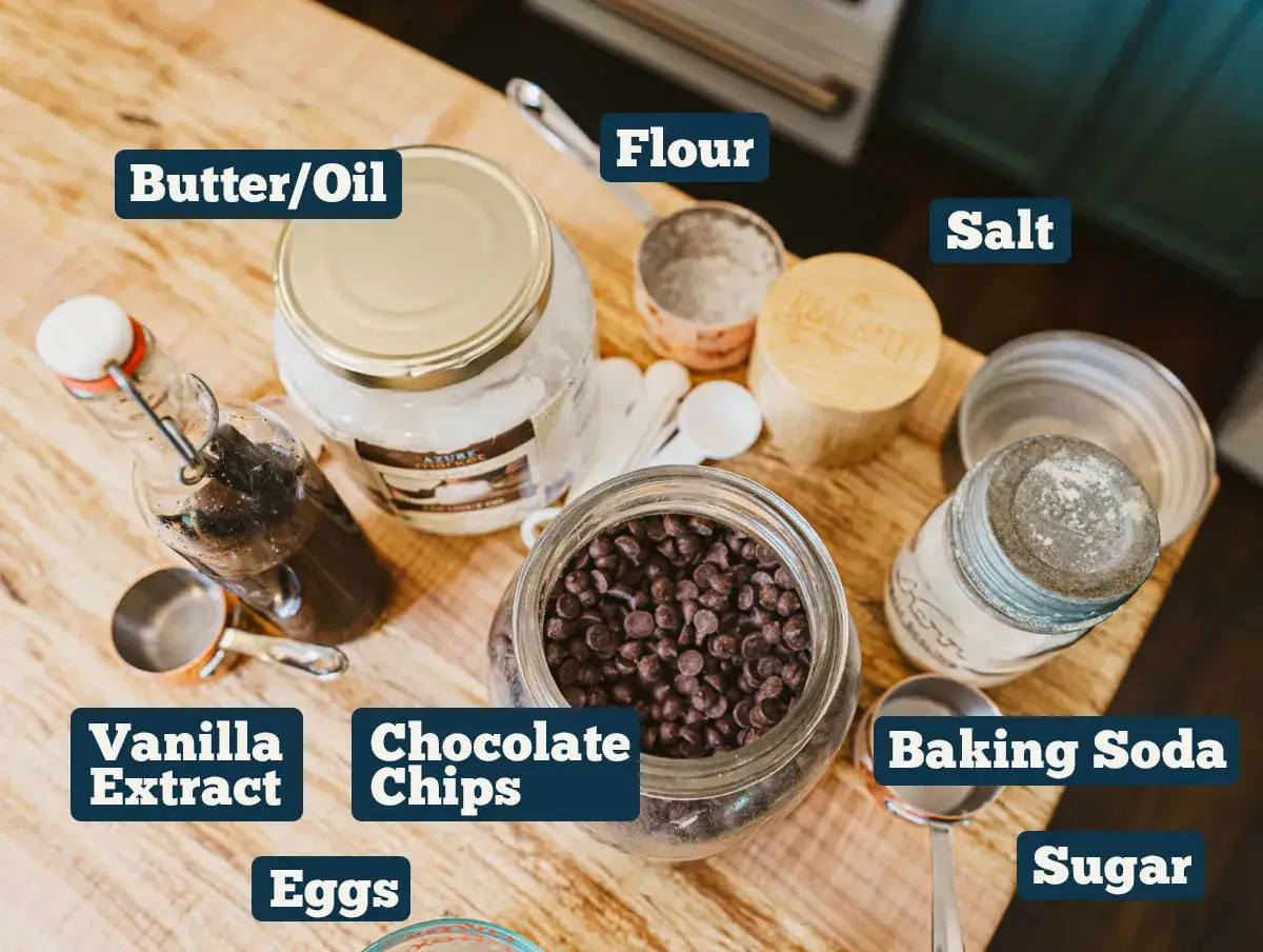 Ingredientes para recetas de galletas caseras sencillas: harina, azúcar, chispas de chocolate, huevos, mantequilla/aceite, extracto de vainilla, bicarbonato y sal.