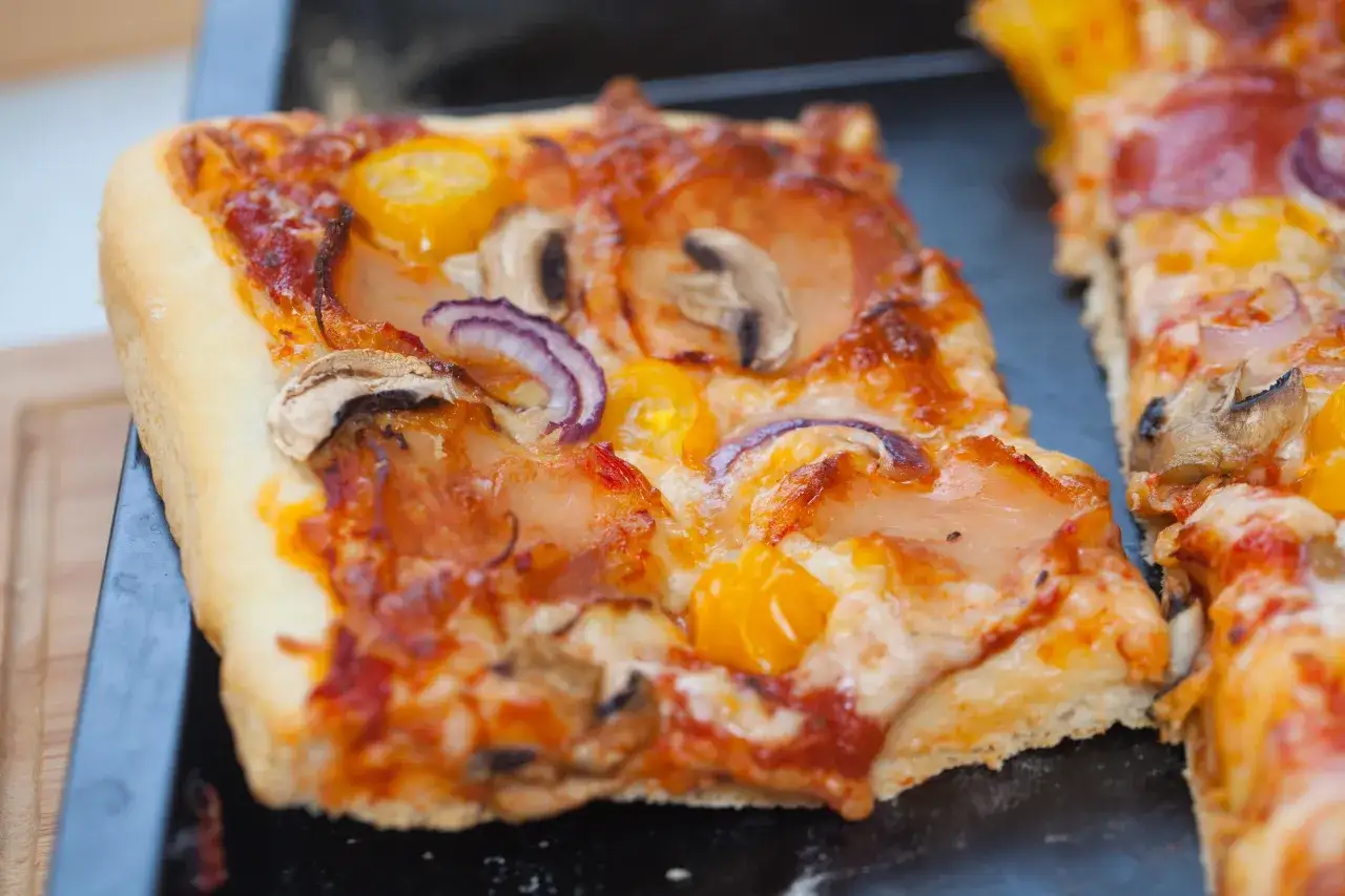 Pyszna pizza, którą przygotowała Ania, z pieczarkami, cebulą i pomidorkami.