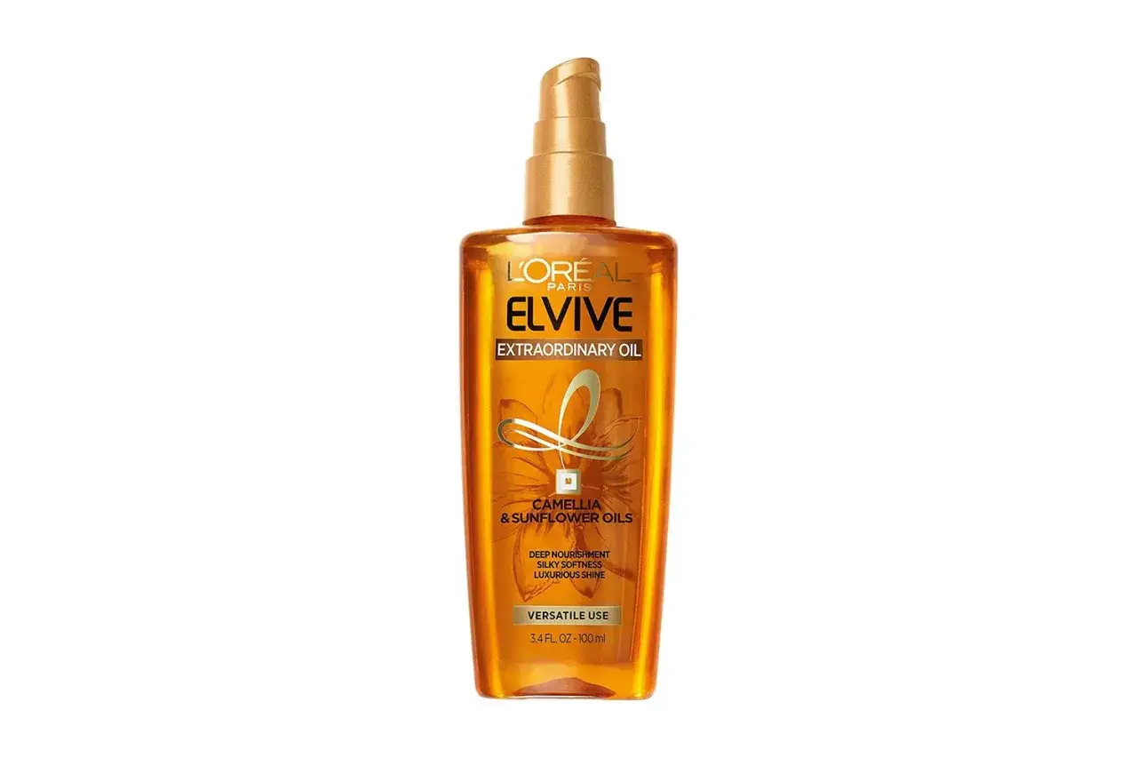 Złota butelka olejku L'Or&eacute;al Elvive Extraordinary Oil, kt&oacute;ry jest idealnym rozwiązaniem na puszące się włosy, nadając im blask i miękkość.