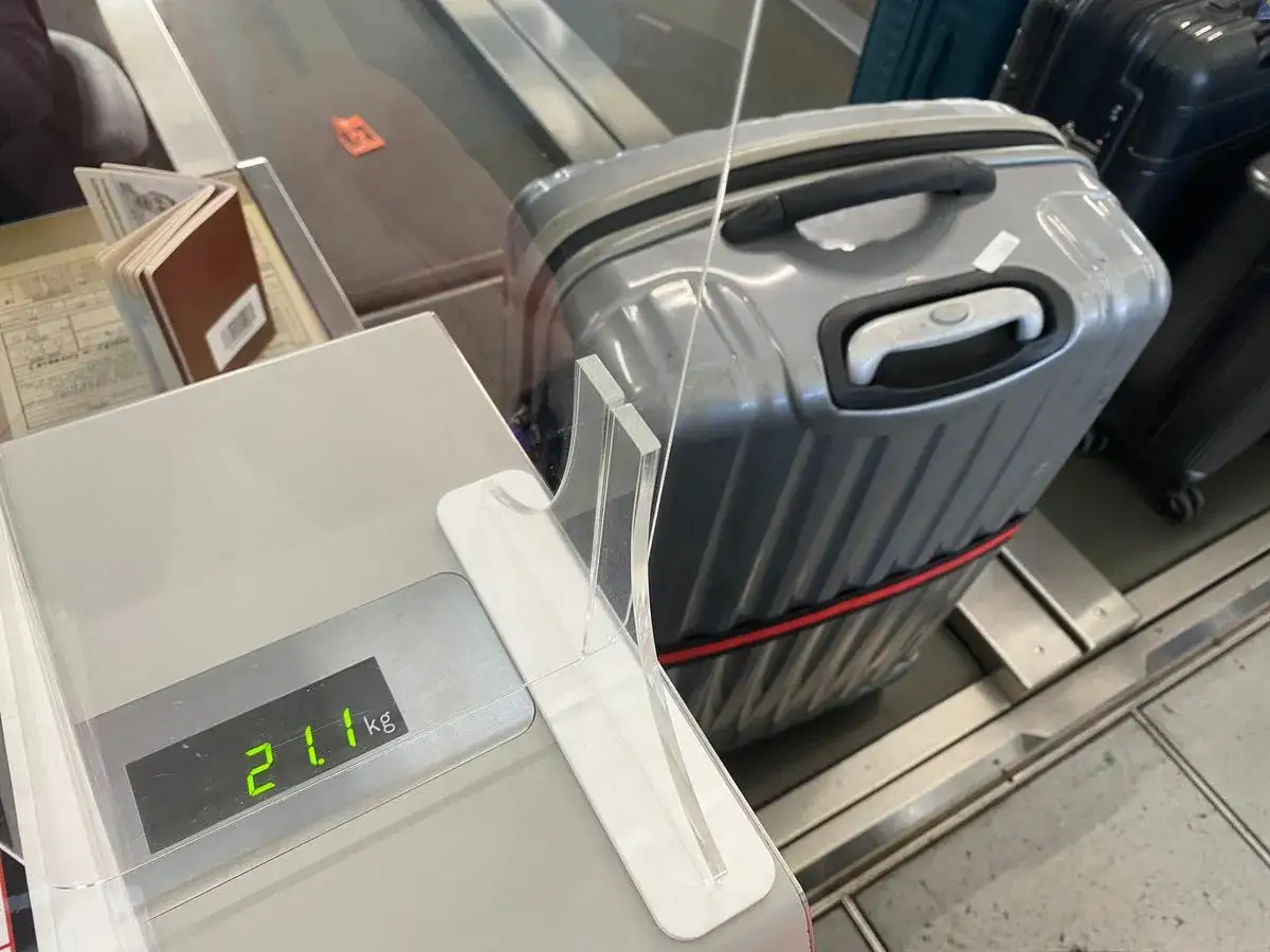 Waga bagażu rejestrowanego American Airlines to 21.1 kg. Walizka jest gotowa do odprawy.