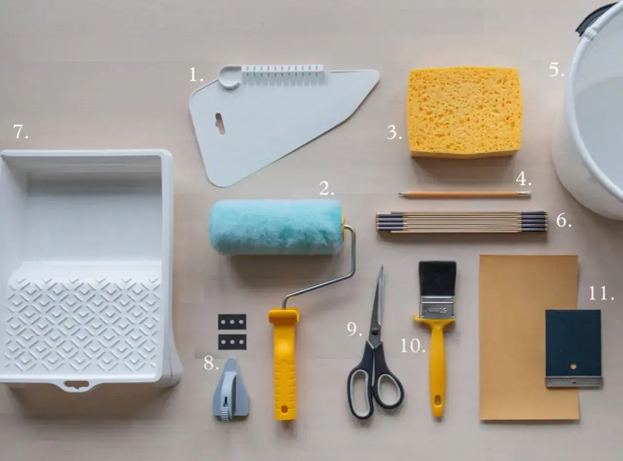 Herramientas para saber como poner papel pintado: rodillo, esponja, tijeras, brocha, cubeta, esp&aacute;tula y m&aacute;s.