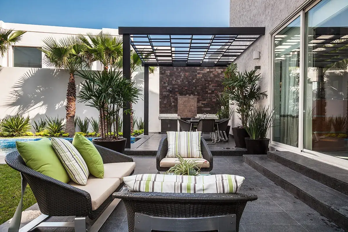 Sofisticados patios modernos con muebles cómodos, piscina y palmeras, ideales para relajarse.