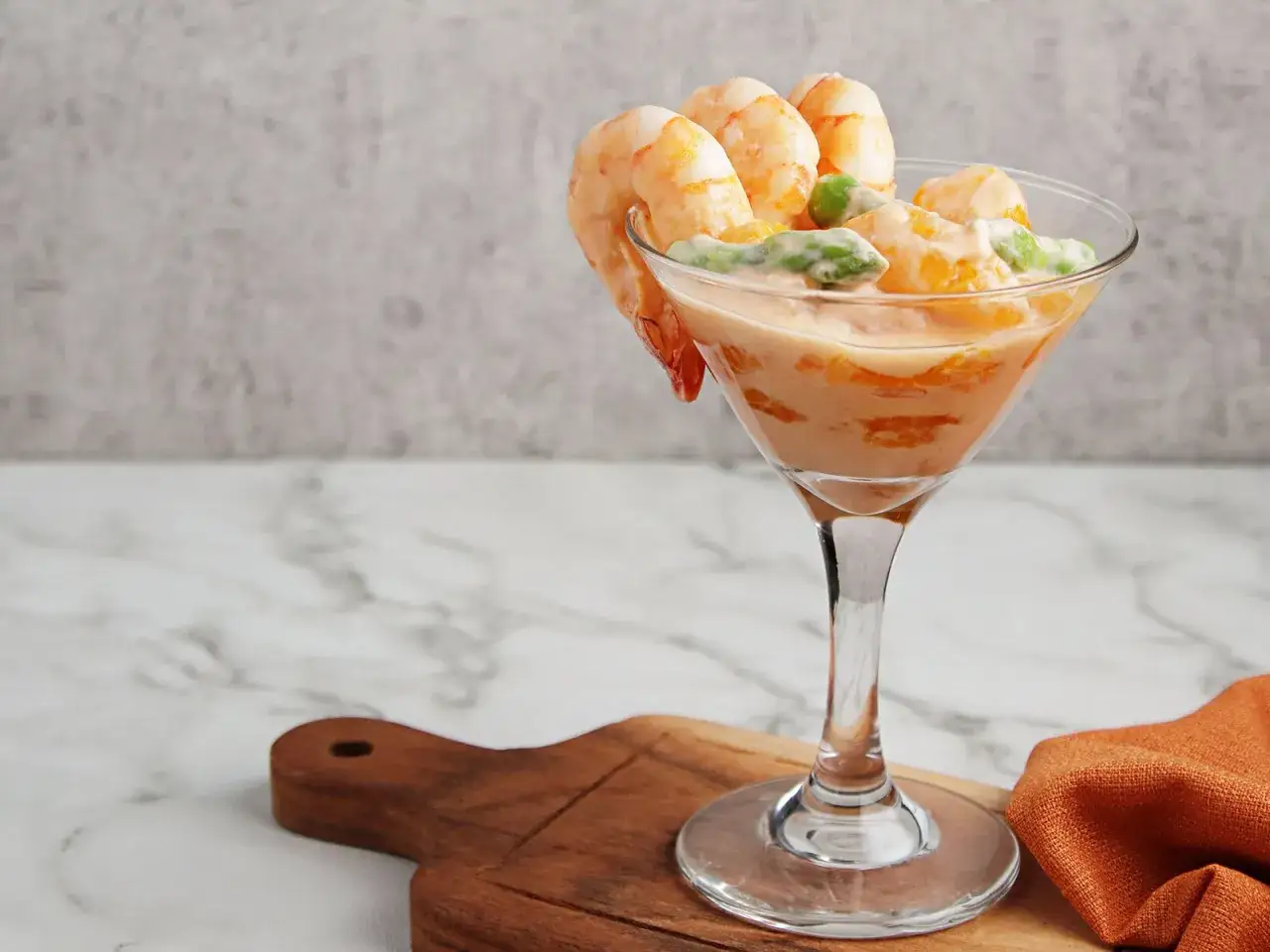 Ein eleganter Krabbencocktail in einem Glas, garniert mit Garnelen. Dieses Rezept für den weltbesten Krabbencocktail ist ein Genuss.