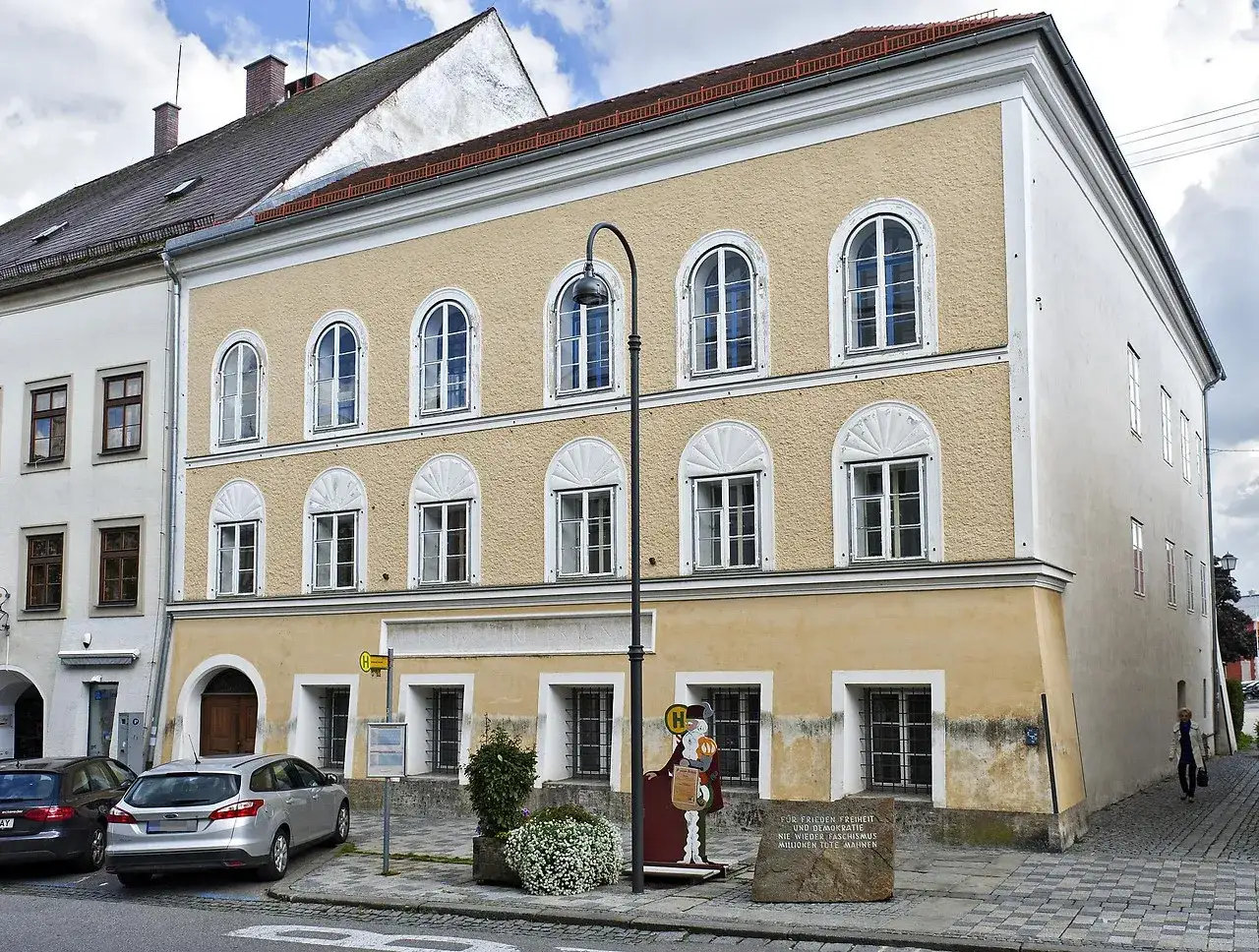Das Haus in Braunau am Inn, wo die **Hitler Geburt** stattfand. Ein Mahnmal erinnert an die Opfer des Faschismus.