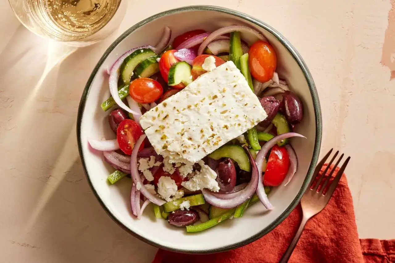 Frischer griechischer Salat mit viel Gemüse und einem großen Stück feta vegetarisch.