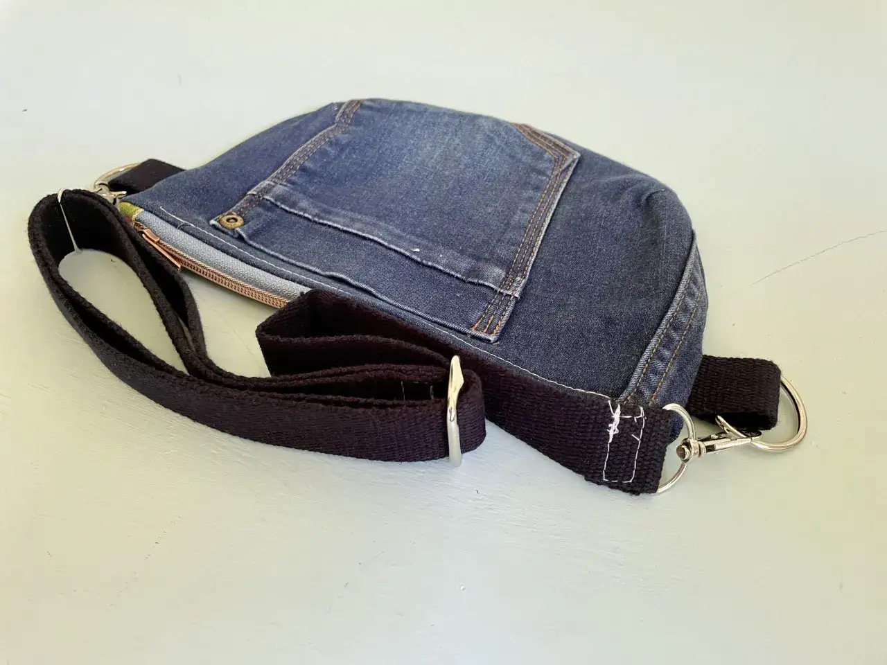 Eine stylische Tasche aus Jeansresten, perfekt zum **Upcycling Taschen selber machen**. Mit Rei&szlig;verschluss und verstellbarem Gurt.