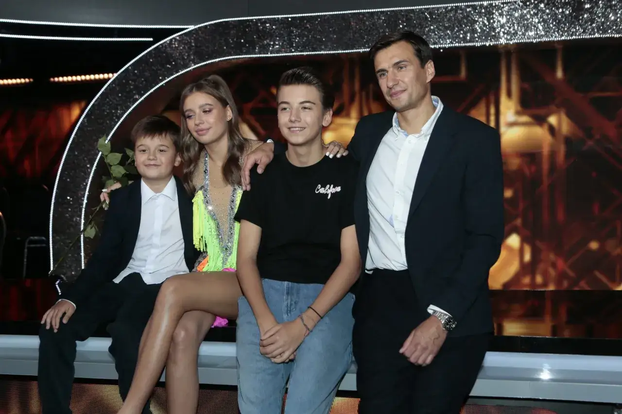 Dzieci Anny Przybylskiej: Oliwia Bieniuk z rodzeństwem i Jarosław Bieniuk na scenie.