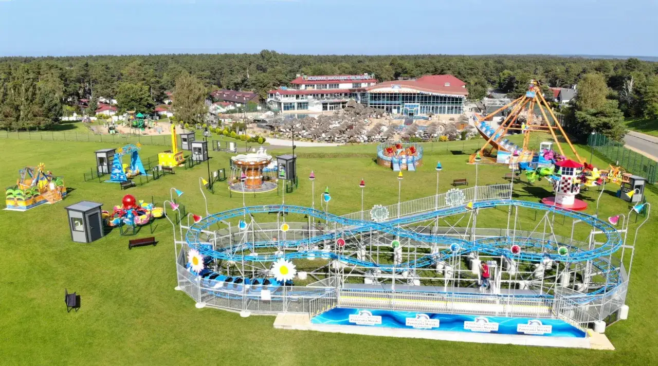 Wesołe miasteczko z kolejką górską i karuzelami. W tle aquapark i las. Idealne miejsce na wakacje, świetne panorama morska Jarosławiec opinie.