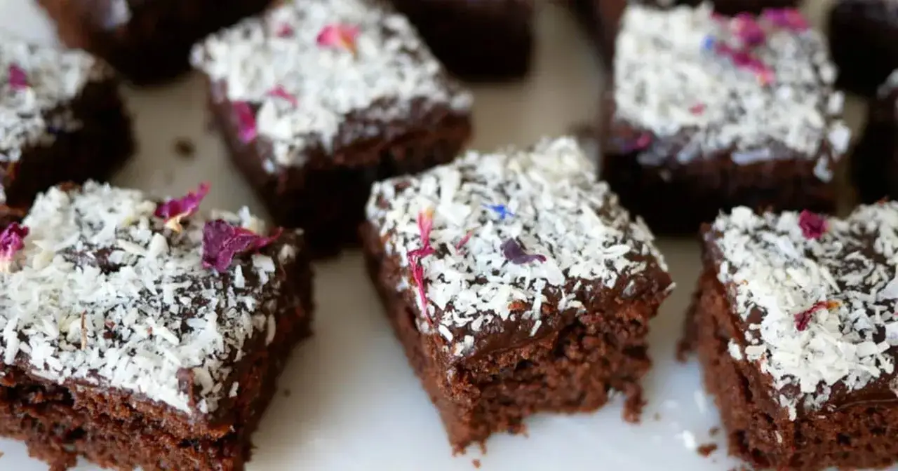 Små bitar av saftiga kärleksmums utan mjölk, toppade med chokladglasyr, kokosflingor och vackra blomblad.