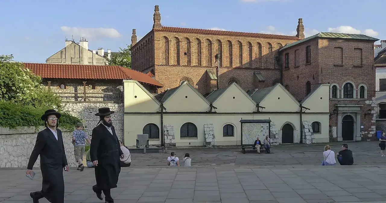 Spacer po Kazimierzu, gdzie można odkryć jakie miejsca święte judaizmu warto zobaczyć w Krakowie. W tle Stara Synagoga.