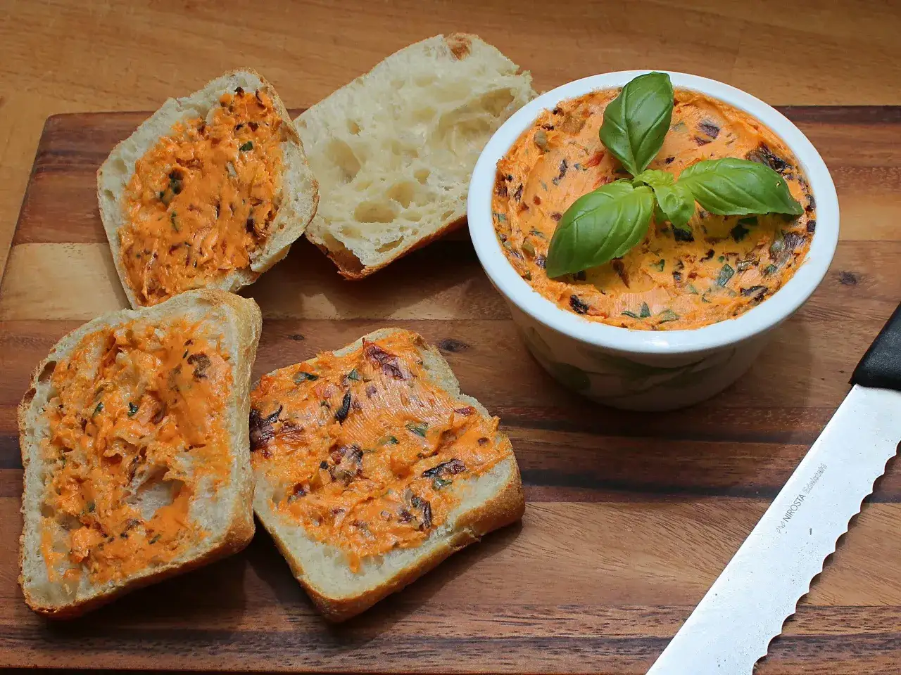 mediterrane kr&auml;uter und getrocknete tomaten