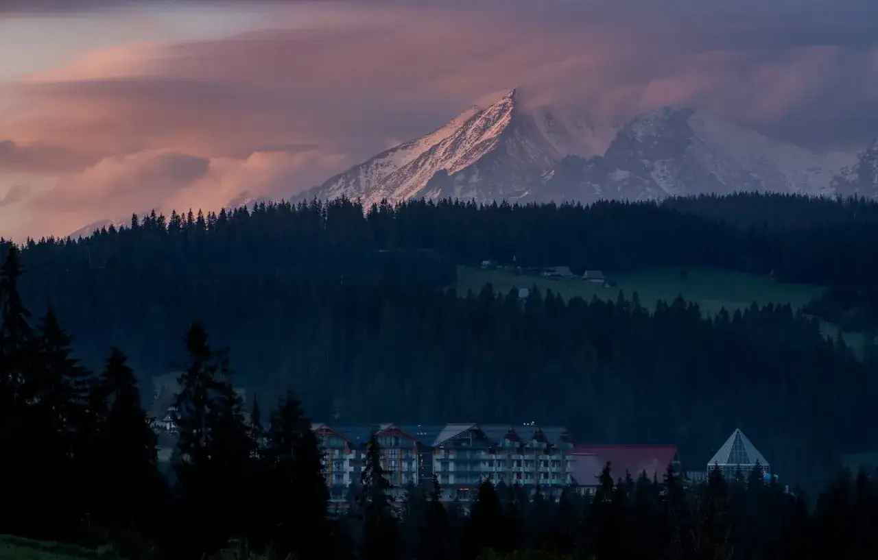 Widok na Tatry o zachodzie słońca, z hotelem w Bukowinie Tatrzańskiej. Sprawdzam bus bukowina morskie oko cennik.