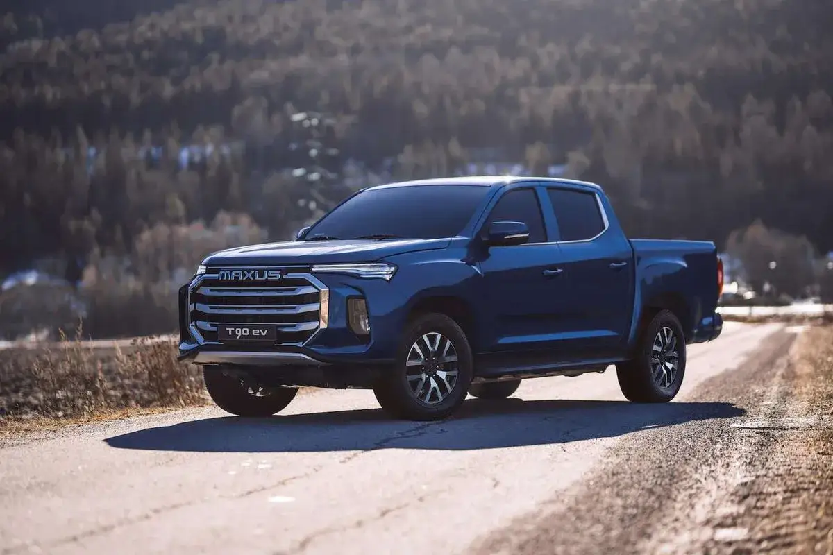 Niebieski pickup Maxus T90 EV na tle zimowego krajobrazu.