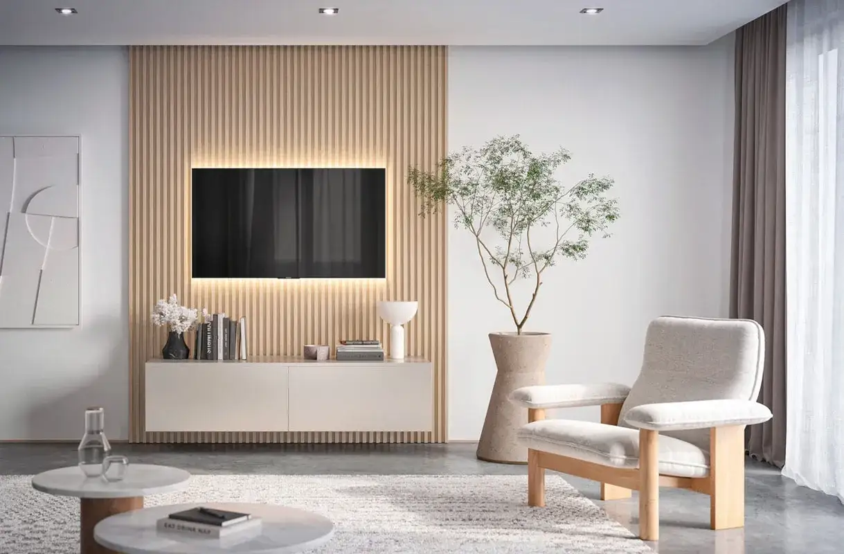 Soggiorno moderno con TV su pannello in legno, poltrona accogliente e pianta in vaso. Un tocco di stile americano con arredi minimalisti.