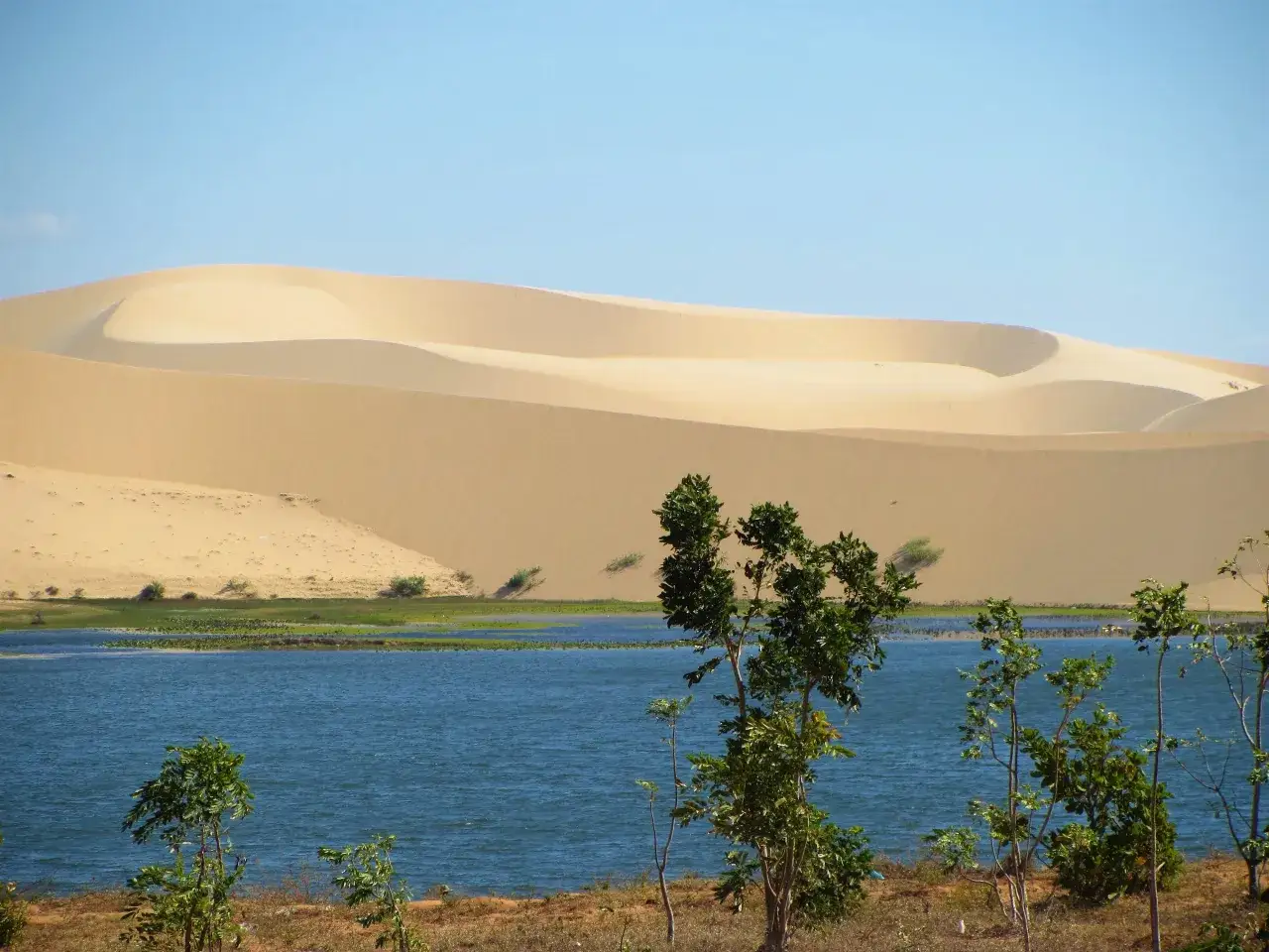 W&uuml;stenlandschaft mit Sandd&uuml;nen und einem See, ein friedlicher Ort f&uuml;r Phan Thiet Erfahrungen.