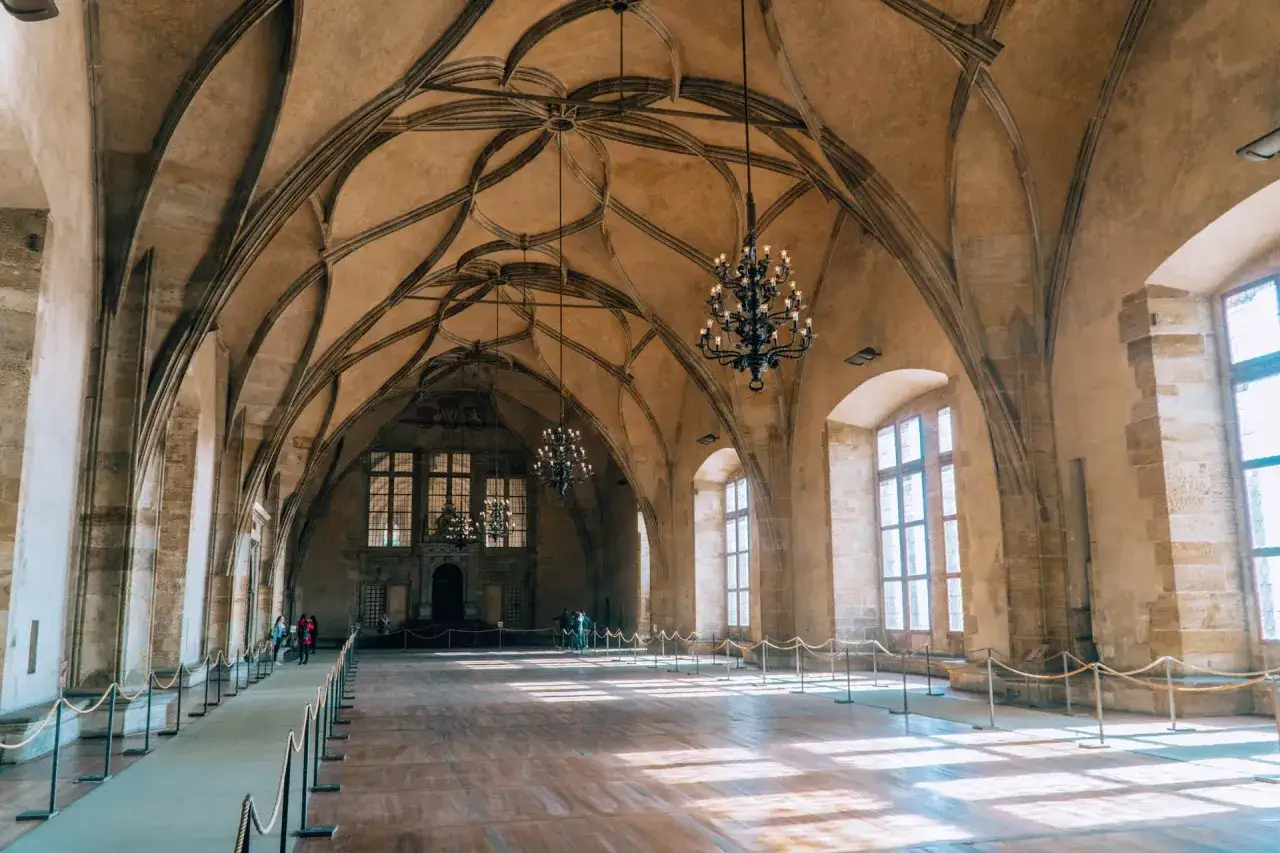 Wielka Sala Zamku Hradczany, gdzie można kupić bilety online. Gotyckie sklepienie i żyrandole tworzą majestatyczny klimat.