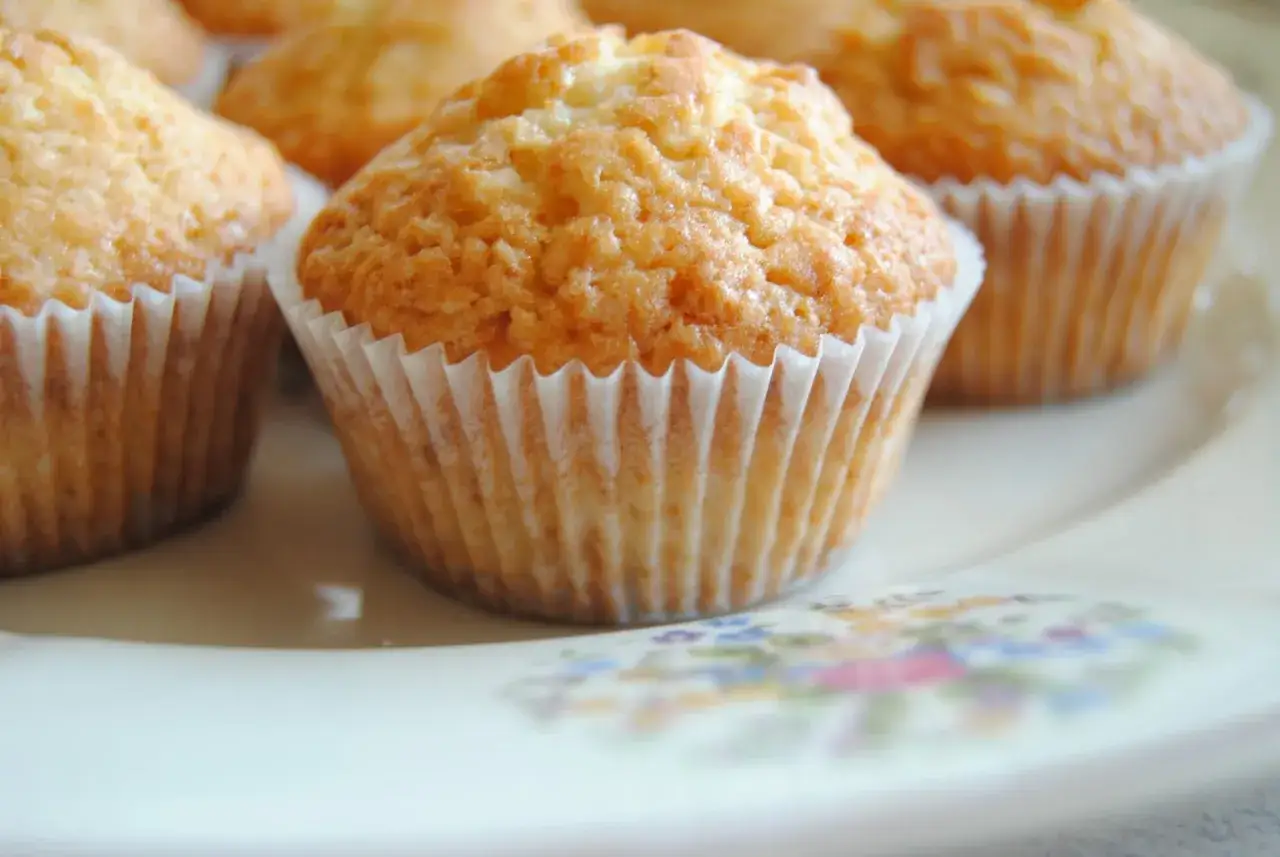 Wilgotne i puszyste muffinki, idealne na śniadanie lub deser. Ten przepis na muffinki jest prosty i szybki.