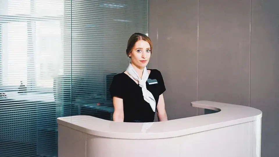 Zdjęcie Ile godzin pracuje recepcjonistka w hotelu? Zaskakujące fakty!