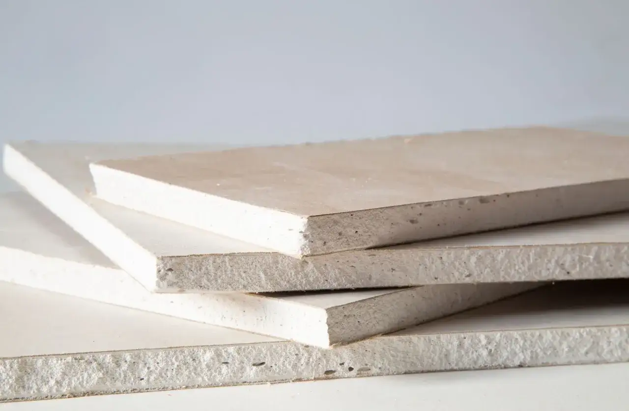 Pannelli di cartongesso impilati. Informati su quanto costa smaltire il cartongesso per un corretto smaltimento.