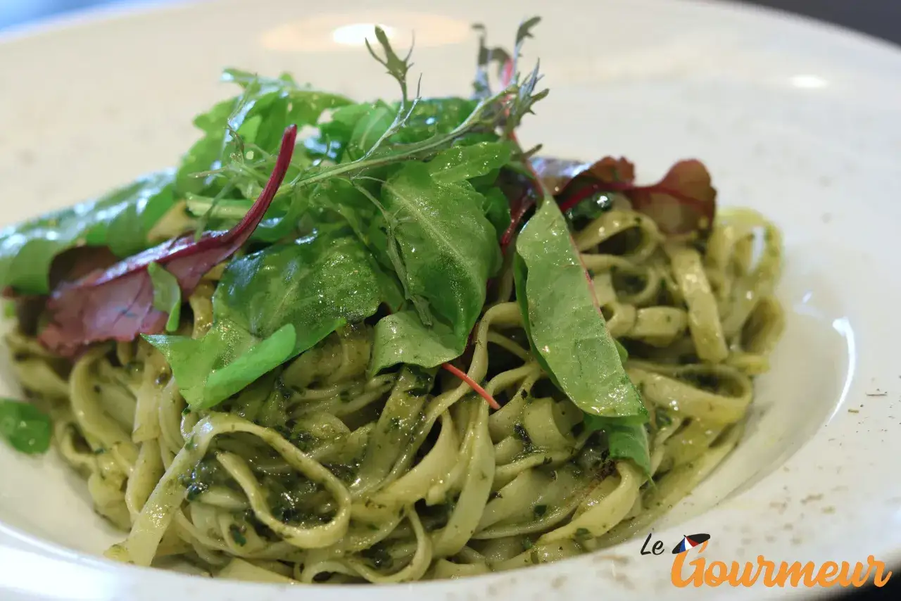 P&acirc;tes fra&icirc;ches napp&eacute;es d'une sauce pistou verte et garnies de jeunes pousses croquantes. Un d&eacute;lice pour les yeux et les papilles.