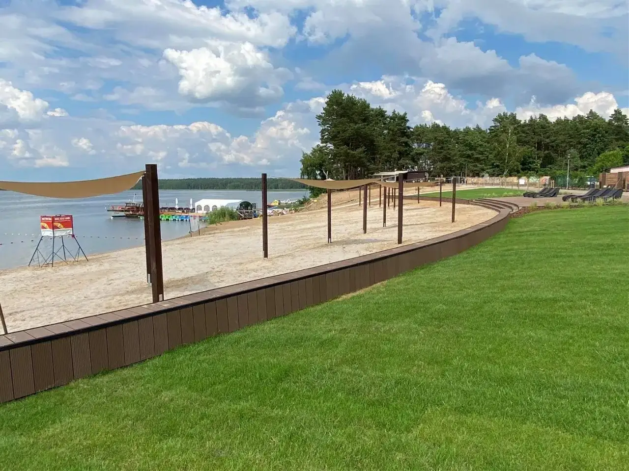 Piękna plaża nad jeziorem, idealna na letni wypoczynek. Sprawdź polskie Malediwy cennik i zarezerwuj swój pobyt!