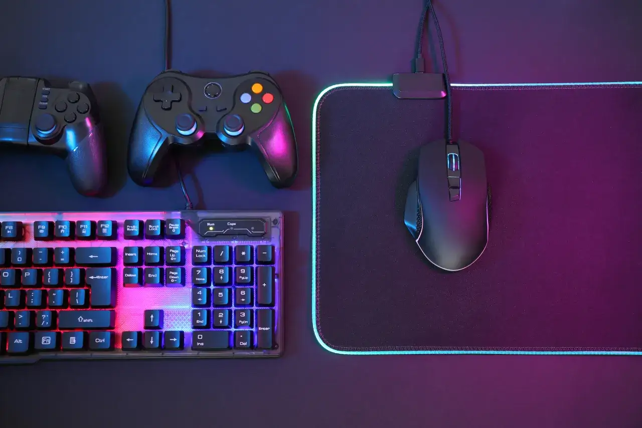 Por&oacute;wnanie cen konsoli PS5 i zestawu PC do gier