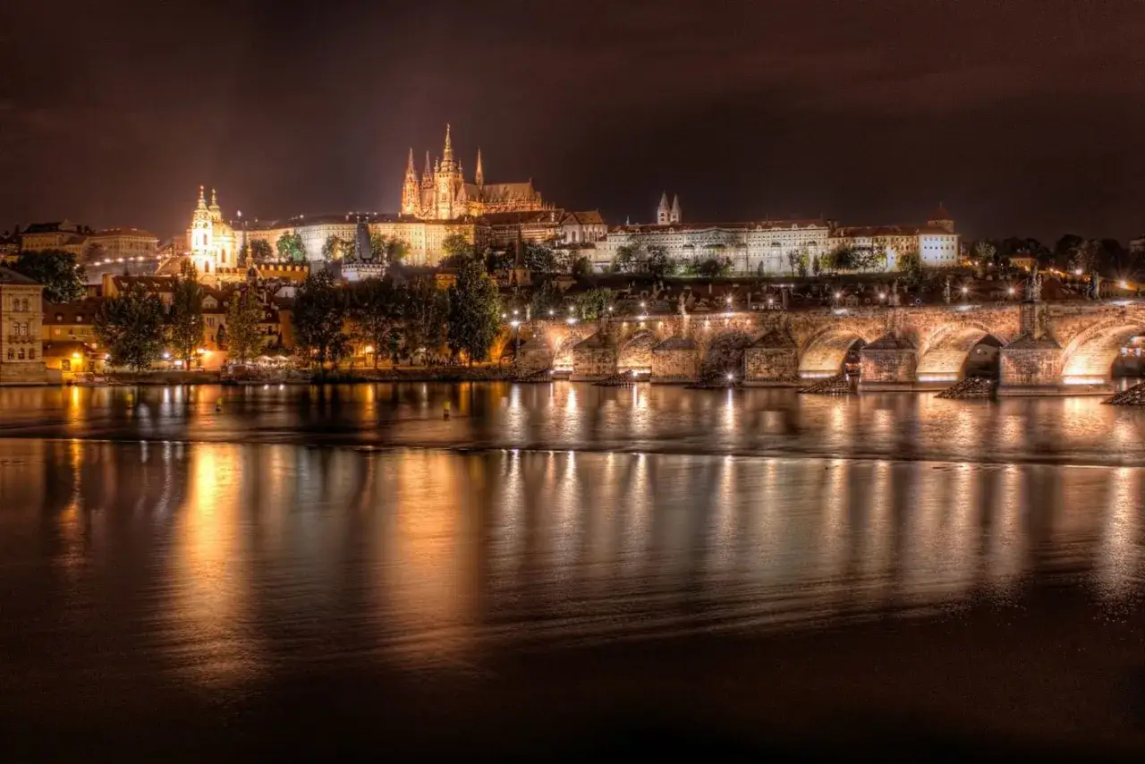 Prager Burg und Karlsbr&uuml;cke bei Nacht. Ein Muss, was man in Prag gesehen haben muss, mit Lichterspiegelungen auf der Moldau.
