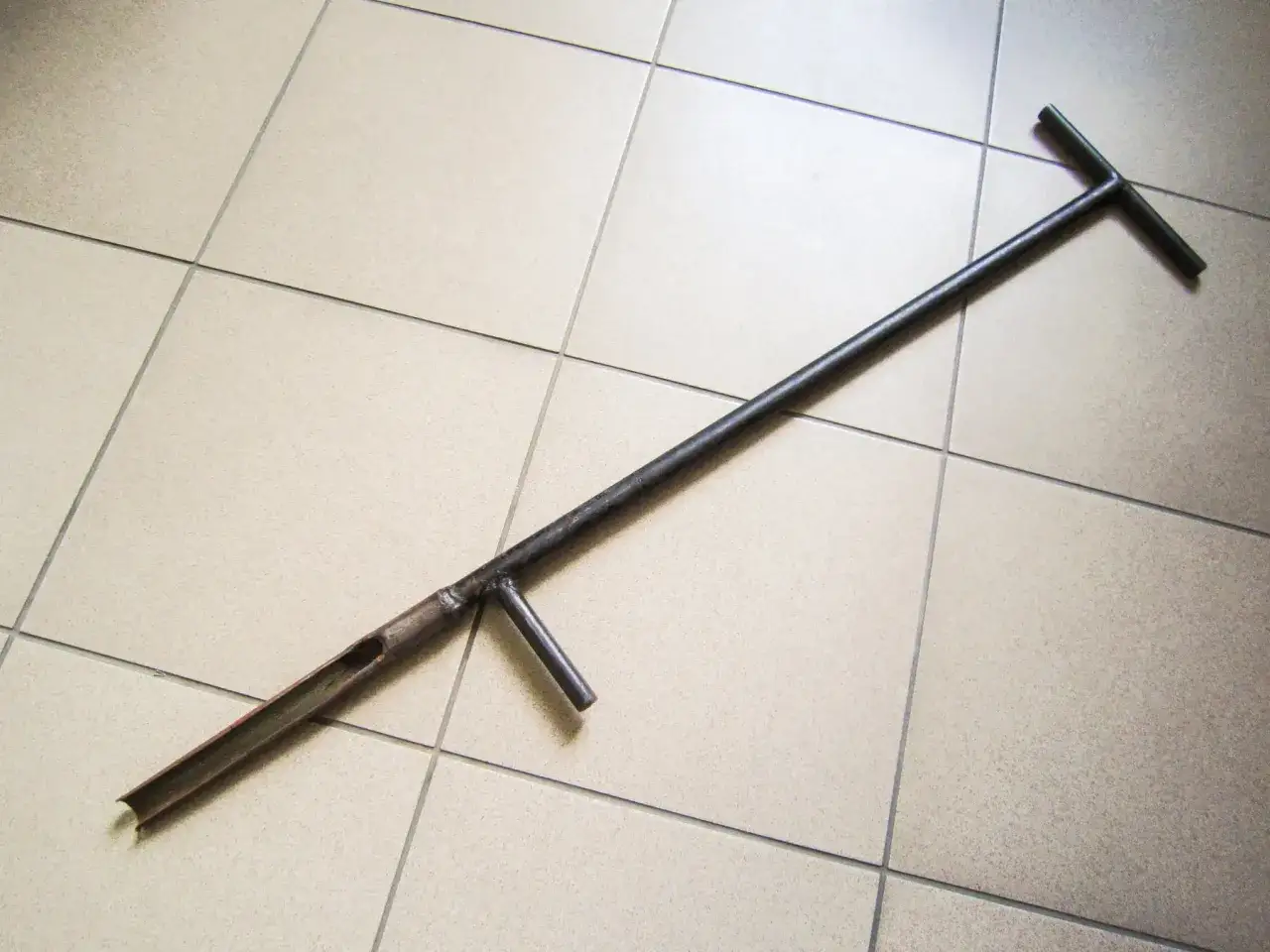 Metalowe narzędzie do pobierania próbek gleby, niezbędne do określenia jej odczynu.