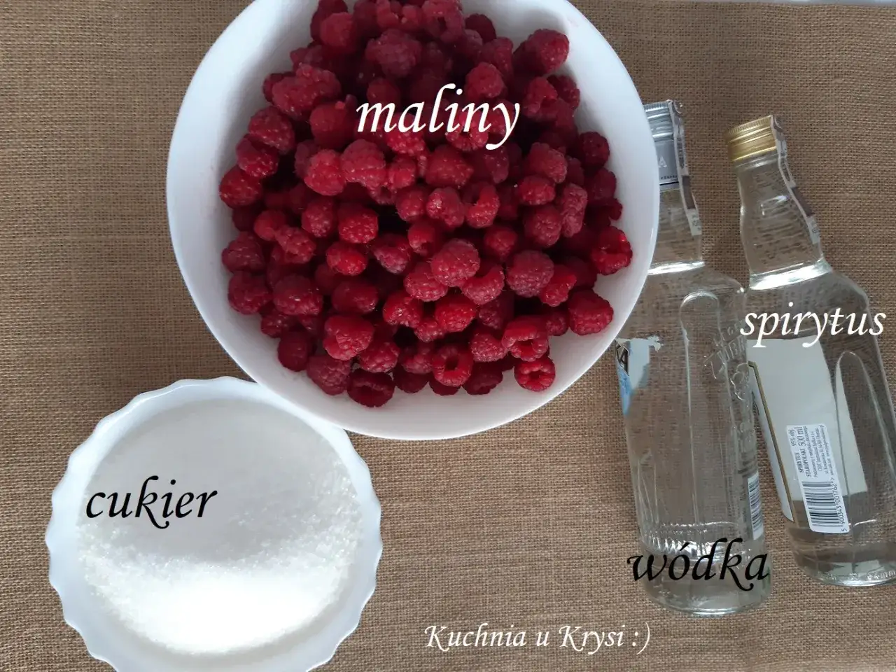 Maliny, cukier, wódka i spirytus – składniki do nalewki. Zastanawiasz się, ile cukru do nalewki? Tu znajdziesz odpowiedź.