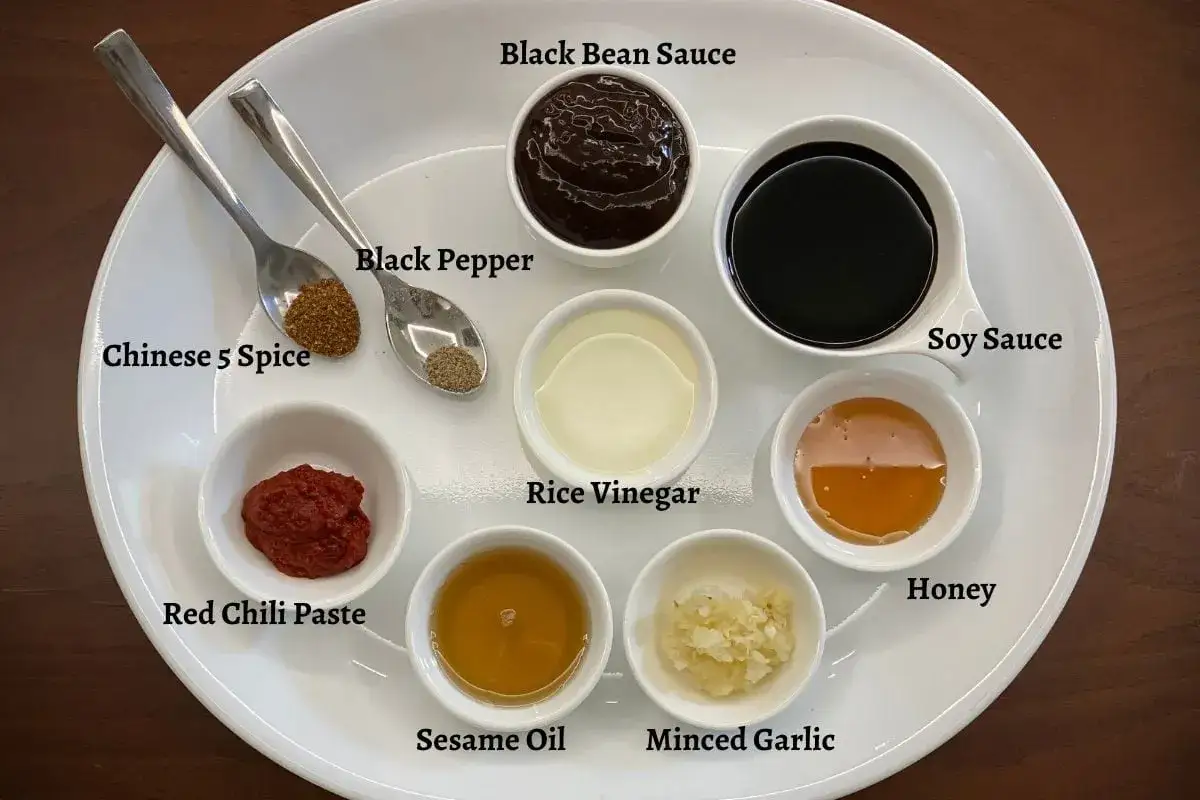Ingredienser f&ouml;r hoisins&aring;s recept: svart b&ouml;npasta, sojas&aring;s, risvin&auml;ger, honung, sesamolja, vitl&ouml;k, chilipasta, kinesisk femkrydda, svartpeppar.