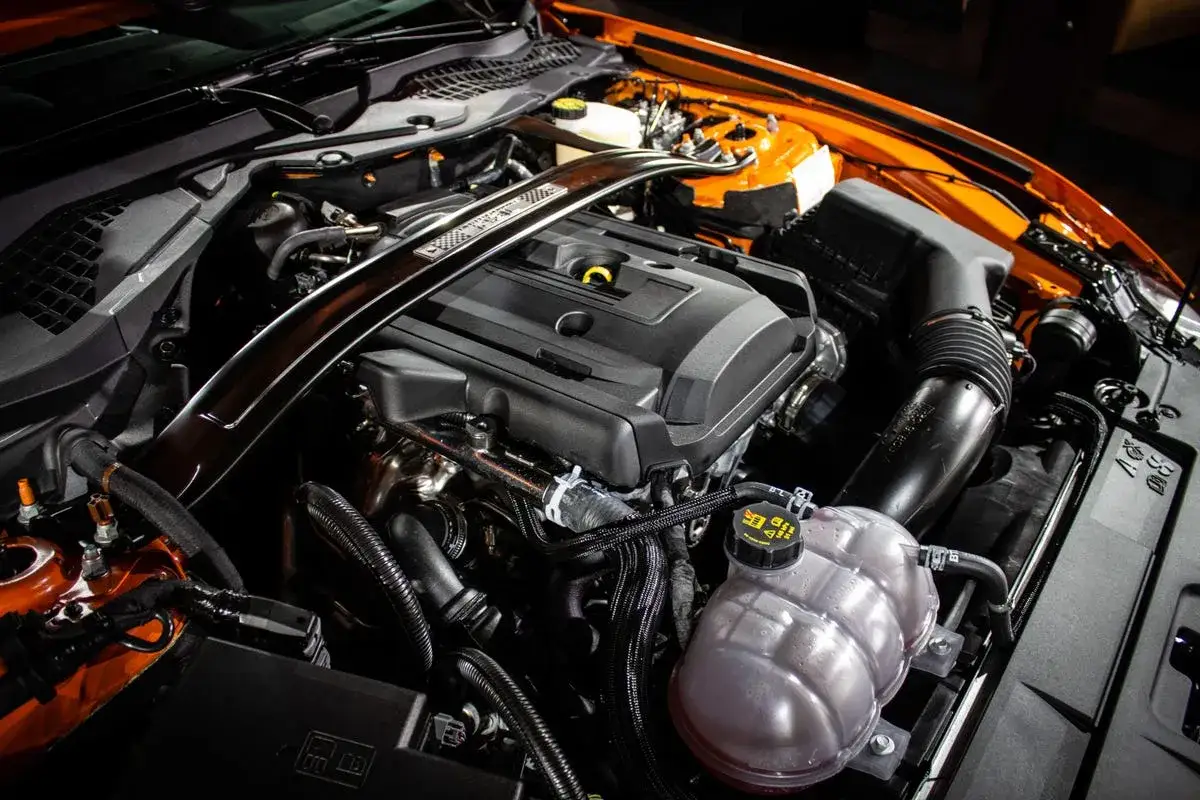 Silnik 2.3 EcoBoost w Fordzie Mustang, gotowy do pracy.