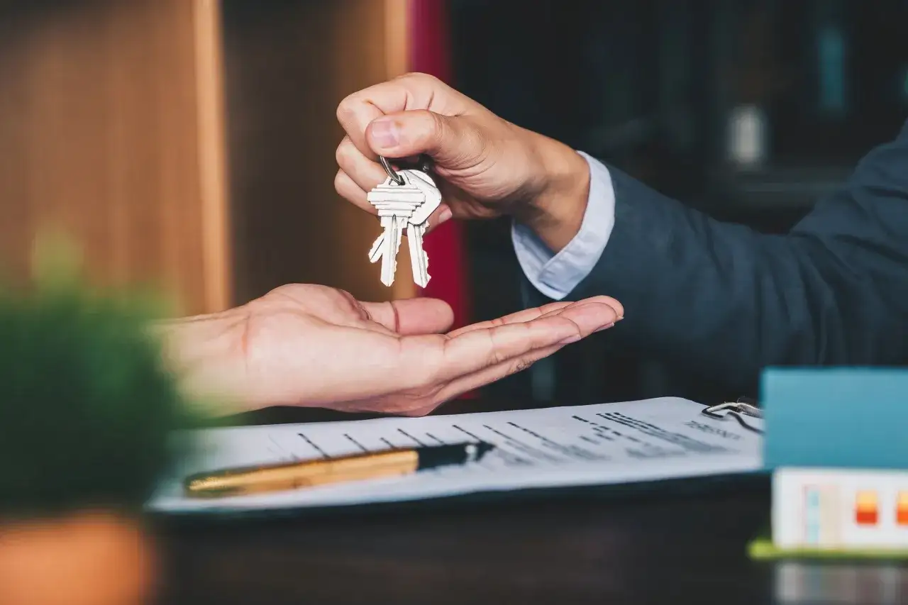 Przekazanie kluczy do apartamentu na doby. Właściciel musi wywiesić tabliczkę z danymi kontaktowymi.