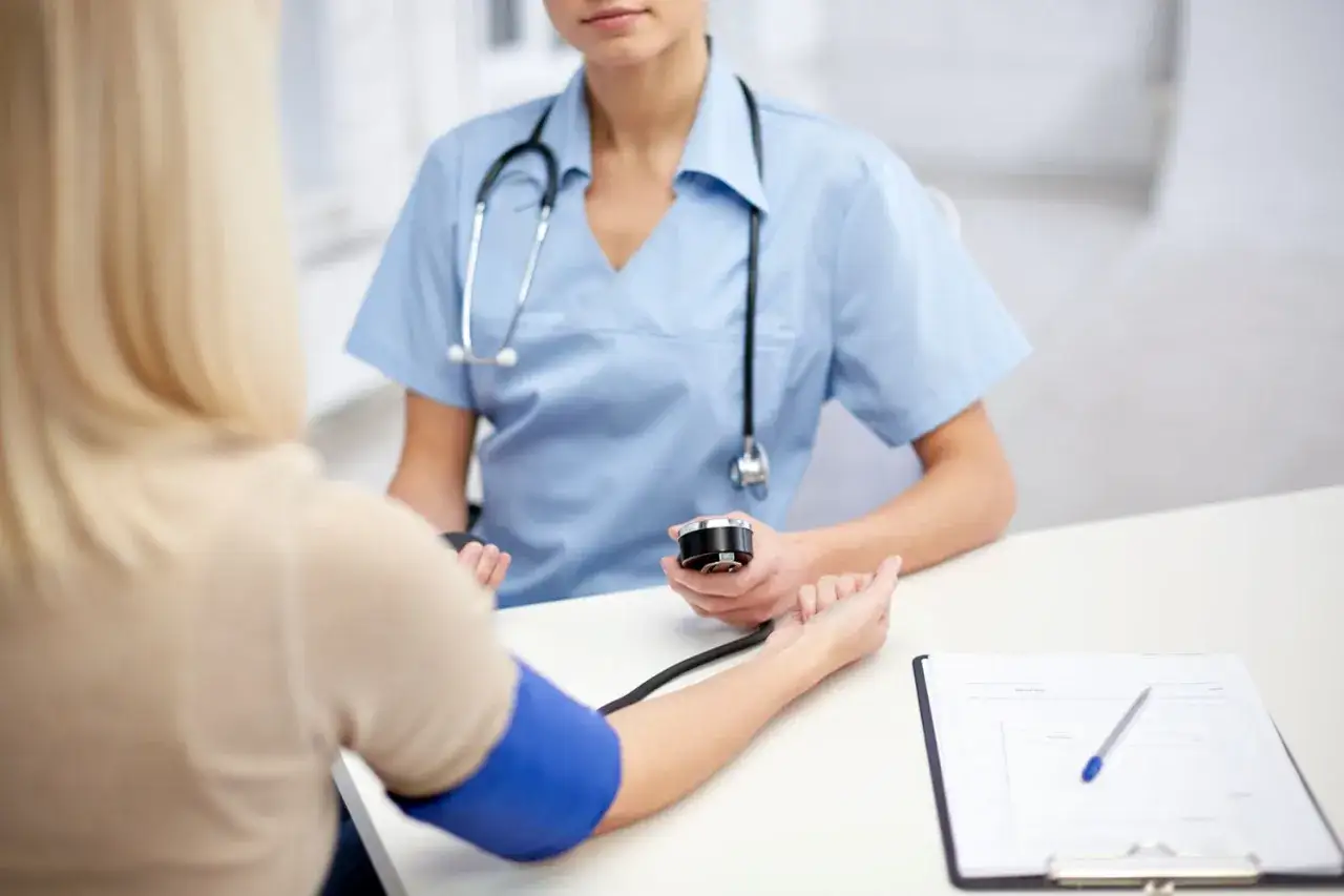 Visite m&eacute;dicale d'embauche : prise de tension art&eacute;rielle. Examen essentiel pour &eacute;valuer l'aptitude au poste.
