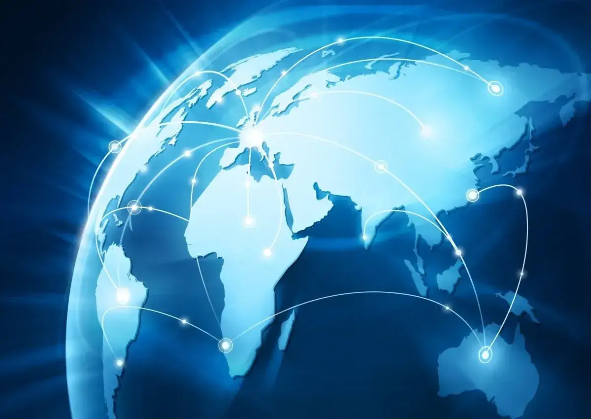 Globus mit leuchtenden Linien, die Verbindungen zwischen Kontinenten zeigen. Ein Symbol f&uuml;r globalen Datentransfer und Impact Assessment.