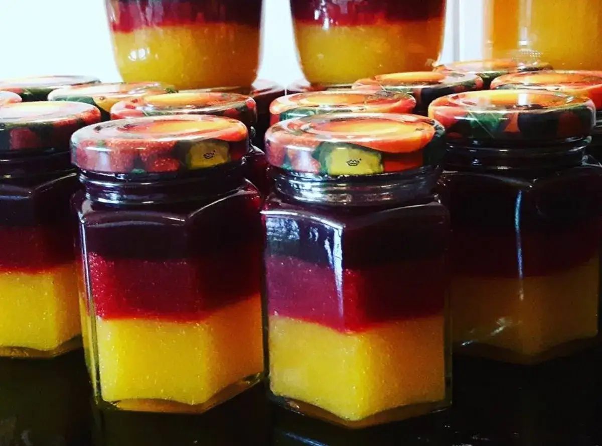 Mehrere Gl&auml;ser mit geschichteter Marmelade, die an die deutsche Flagge erinnern. Die unterste Schicht ist gelb, die mittlere rot und die oberste dunkelrot.
