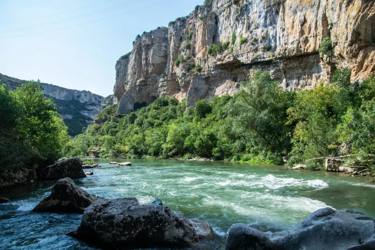R&iacute;o verde y rocas en la Foz de Lumbier, ideal para ba&ntilde;arse en un d&iacute;a caluroso.