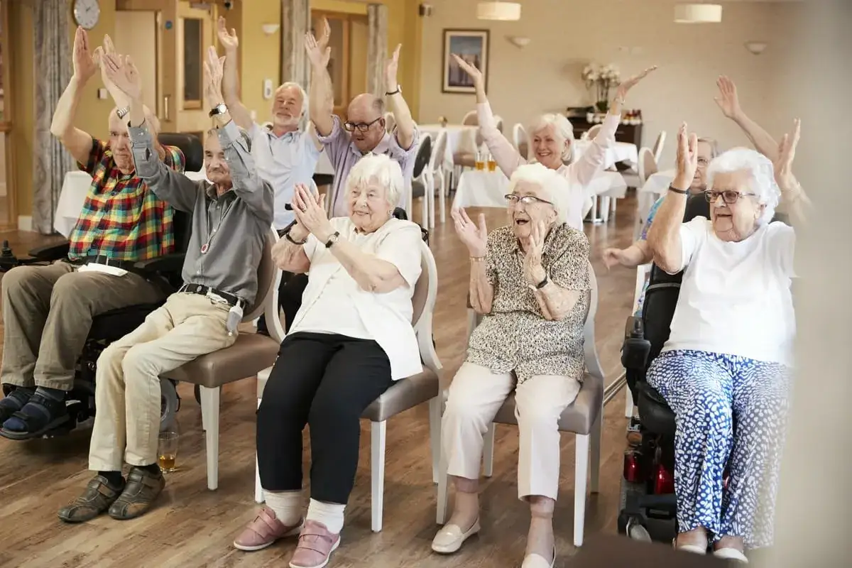 seniorzy w domu opieki zajęcia rehabilitacyjne
