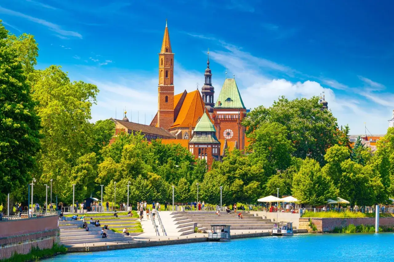 Wrocławskie bulwary nad Odrą, z widokiem na zabytkowe budowle, to idealne miejsce na tanie atrakcje Wrocław.